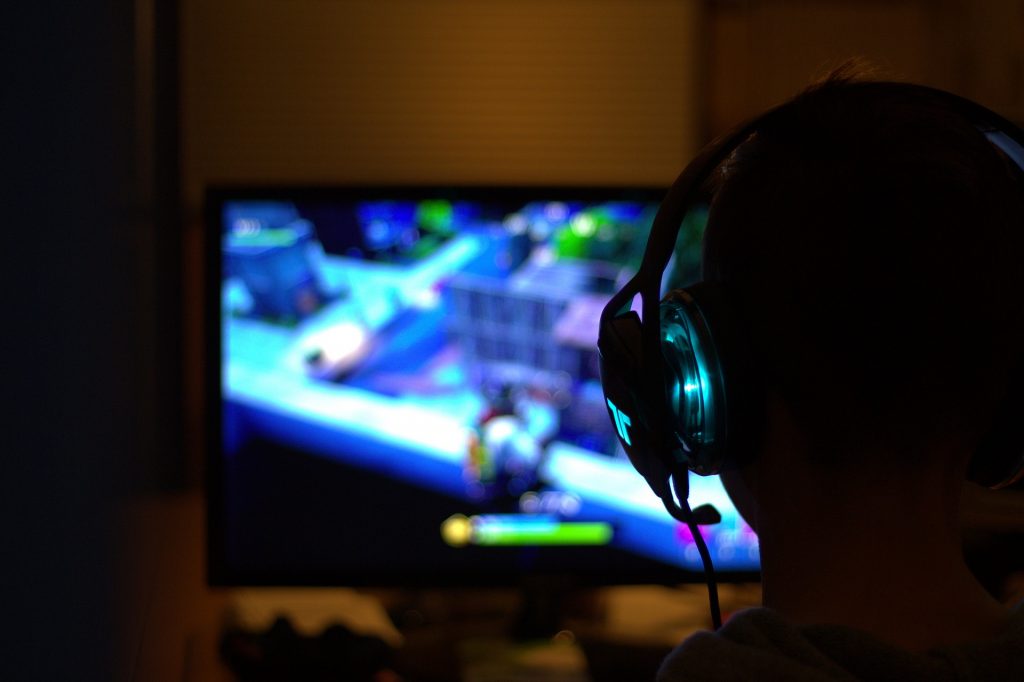 Un joueur jouant à des jeux vidéo sur ordinateur
