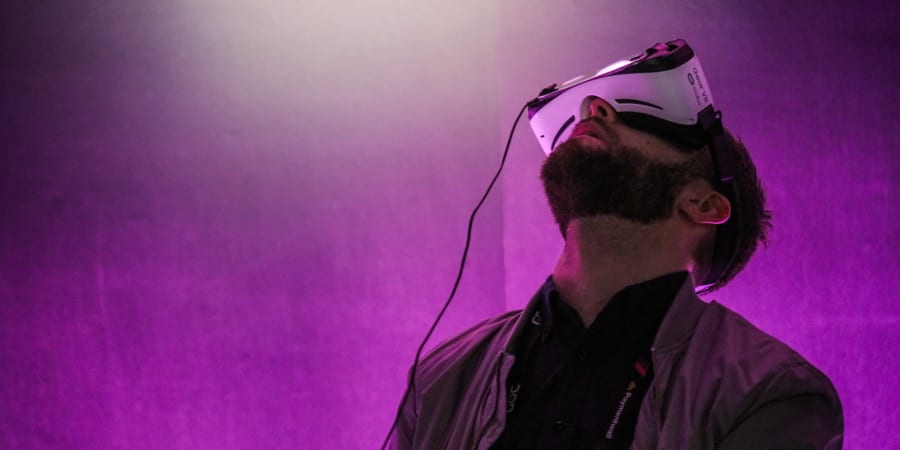 homme jouant à un jeu de réalité virtuelle