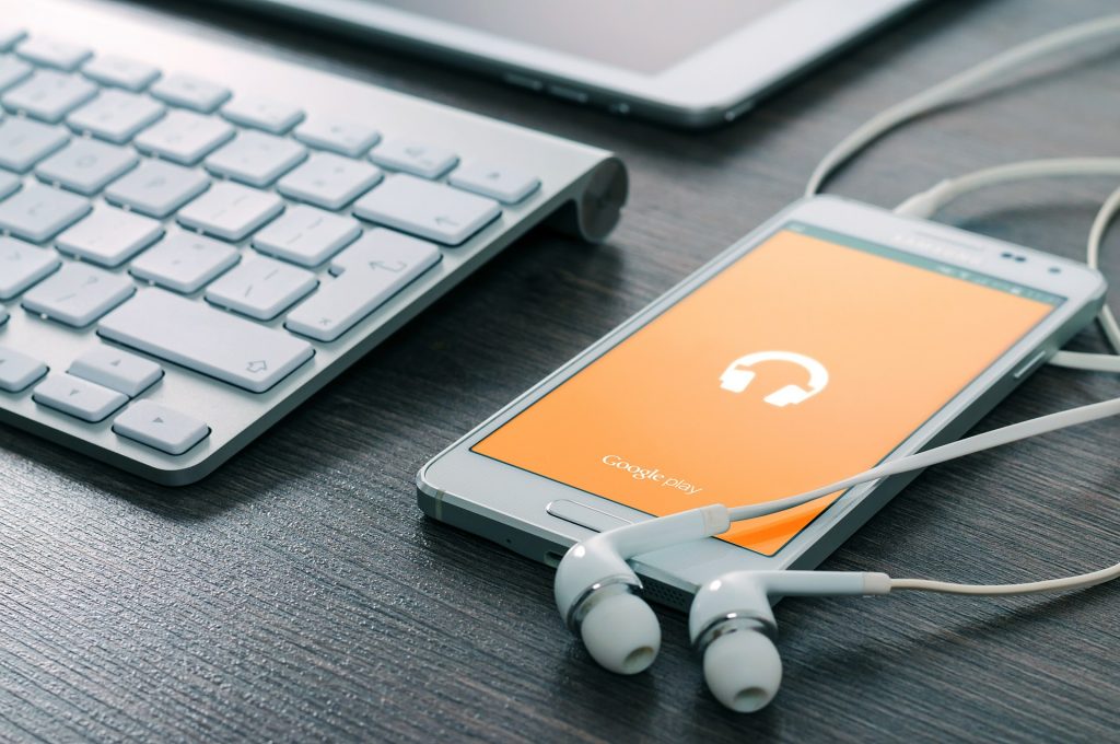 Application Google Play sur un smartphone avec des écouteurs