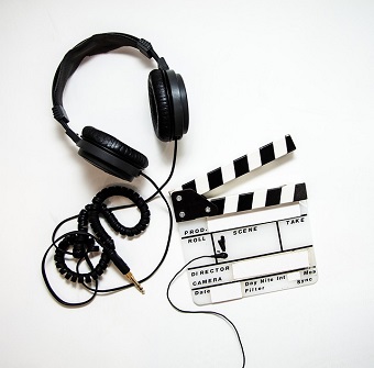 des écouteurs et un clap de cinéma