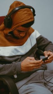 un joueur écoutant de la musique