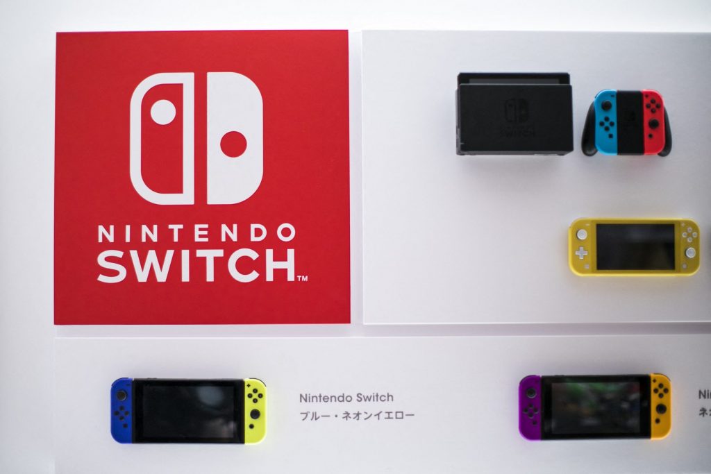 Les deux versions de la console portable Nintendo Switch