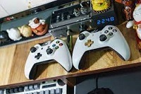 Des manettes de jeux vidéo