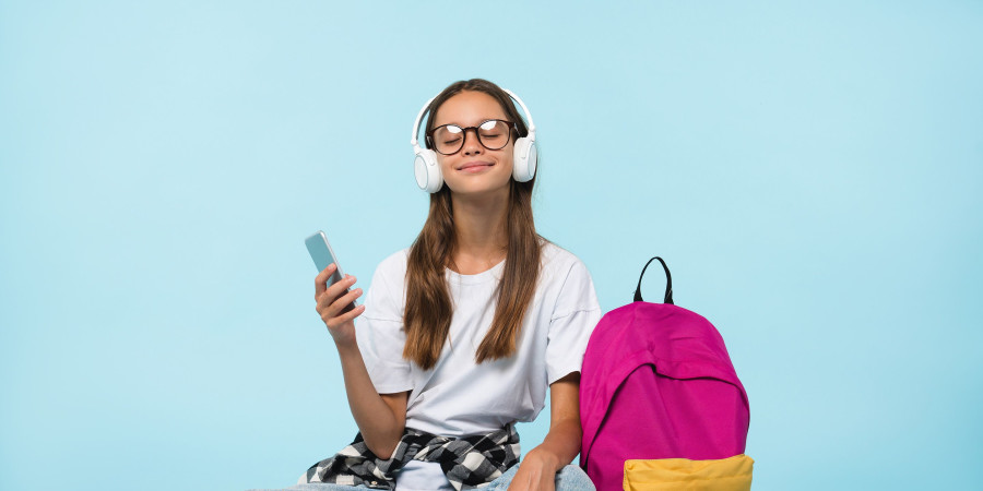 Une adolescente écoutant un contenu audio
