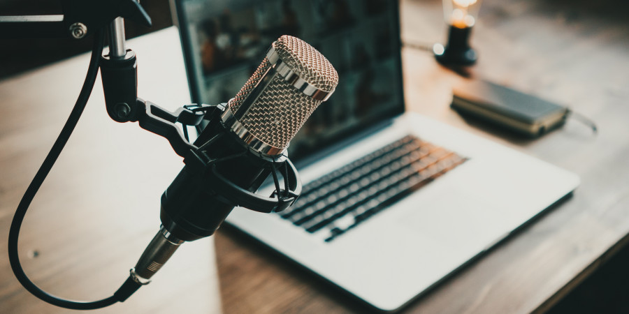 Un micro prêt pour une émission de podcast