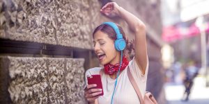 Une jeune femme écoutant de la musique