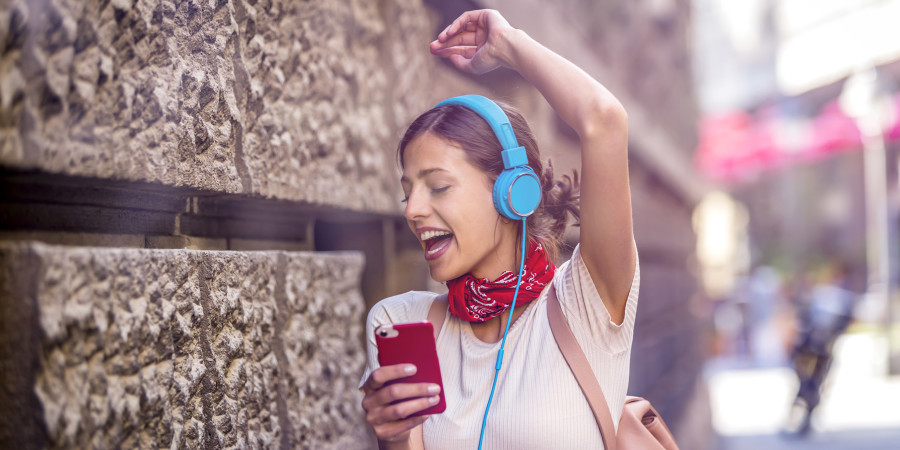 Une jeune femme écoutant de la musique