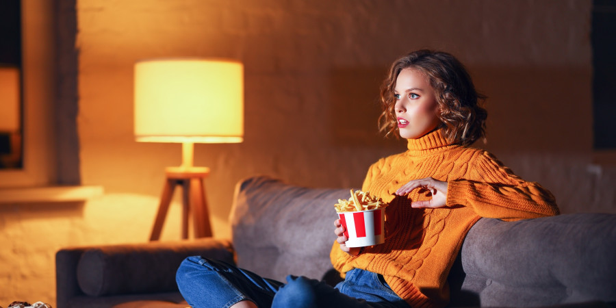 Une femme sur son canapé
