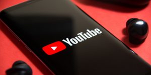 Le logo de YouTube vu sur un smartphone