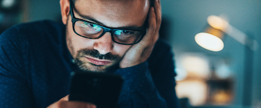 Un homme en train d'utiliser son smartphone