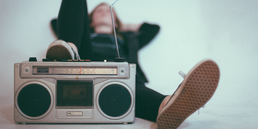 Un jeune homme assis en train d'écouter la radio