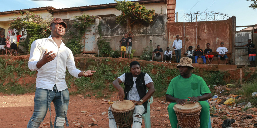 Des jeunes Camerounais en train de chanter du mbolé dans la rue