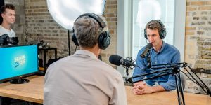 Des personnes en train d'enregistrer des podcasts