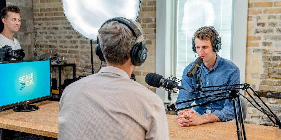 Des personnes en train d'enregistrer des podcasts