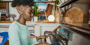 Une jeune femme en train de pratiquer du piano