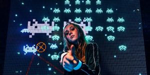 Une femme devant un écran de jeu vidéo