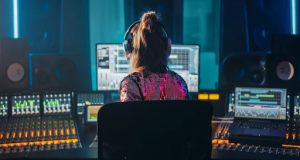 Une femme travaillant dans l’industrie de la musique