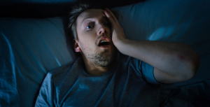 Un homme souffrant de cauchemars chroniques