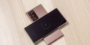 Deux smartphones en mode charge sans fil inversée
