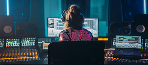 Une femme compositrice musicale