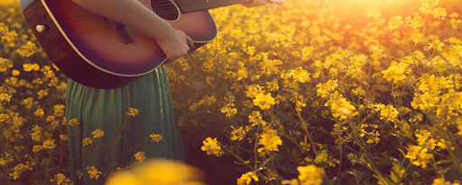 Une jeune femme, jouant une guitare dans la nature