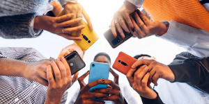 Cinq personnes en train d’utiliser chacun un smartphone