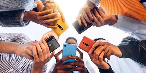 Cinq personnes en train d’utiliser chacun un smartphone