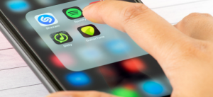 Doigt d'une personne sur le point de cliquer sur l'application Spotify sur son smartphone