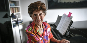 Colette Maze, en train de jouer du piano
