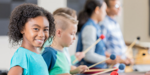Un enfant en train d'apprendre un instrument de musique à l'école