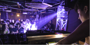 Une femme DJ égyptienne sur scène
