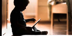 Un enfant en train de jouer sur sa tablette