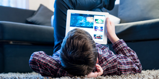 Un jeune enfant regardant des vidéos sur les plateformes de streaming
