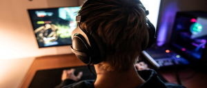Un jeune en train de jouer à un jeu vidéo