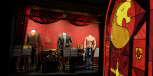 Des costumes qui représentent le sorcier Harry Potter et ses amis
