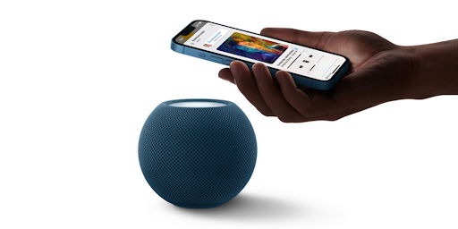 Le HomePod mini d'Apple connecté à un smartphone