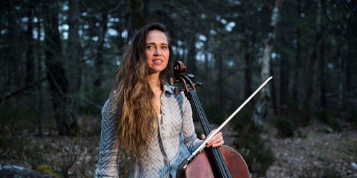 Olivia Gay, violon à la main dans une forêt