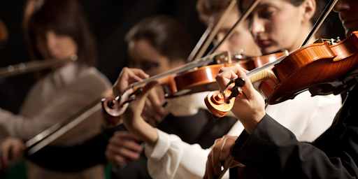 Hommes et femmes jouant dans l'Orchestre philharmonique