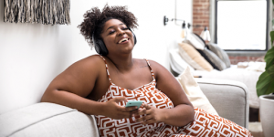 Une jeune femme américaine en train d'écouter des podcasts
