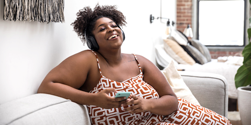 Une jeune femme américaine en train d'écouter des podcasts