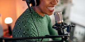 Une femme en train d'enregistrer un podcast