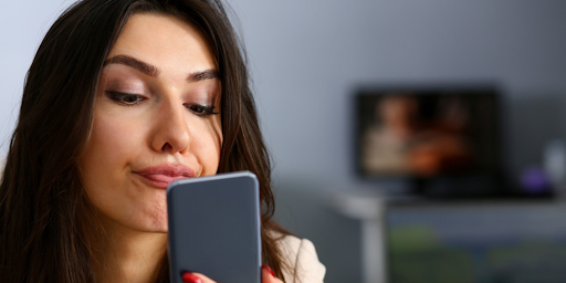 Une jeune femme en train d'utiliser son smartphone