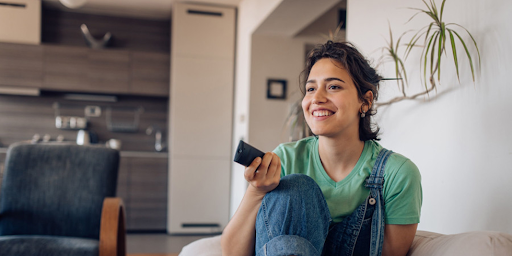 Une jeune européenne en train de regarder la télévision