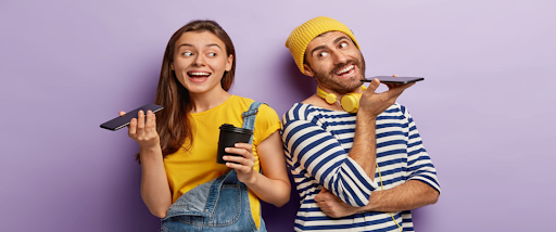 Une jeune femme et un jeune homme en train de laisser des commentaires audio