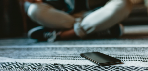 Une personne assise sans se soucier de son smartphone à côté