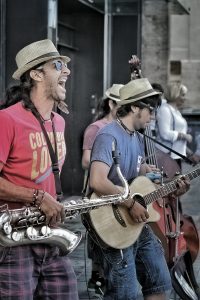Des musiciens à chapeau