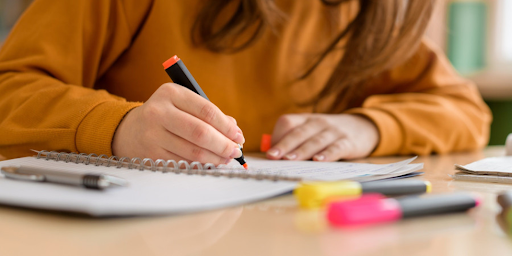 Une jeune fille en train de faire ses révisions pour préparer ses examens scolaires