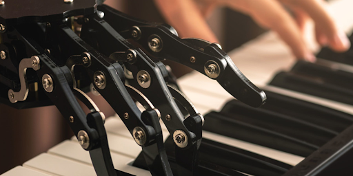 Une machine et une personne jouant au piano