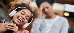 Une mère préoccupée de voir son enfant écouter de la musique