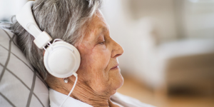 Une vieille femme en train d’écouter de la musique